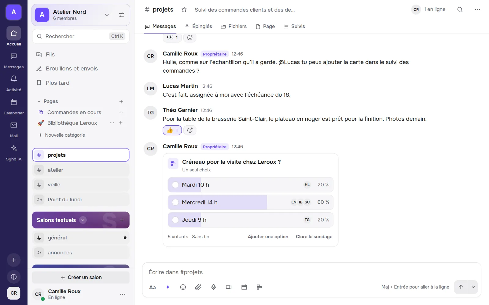 Le salon « projets » d’un espace Synq : la liste des salons à gauche, une conversation sur une commande client avec réactions et un sondage pour choisir un créneau de visite.